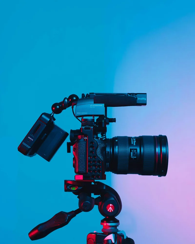 Caméra professionnelle avec objectif et microphone montée sur un trépied